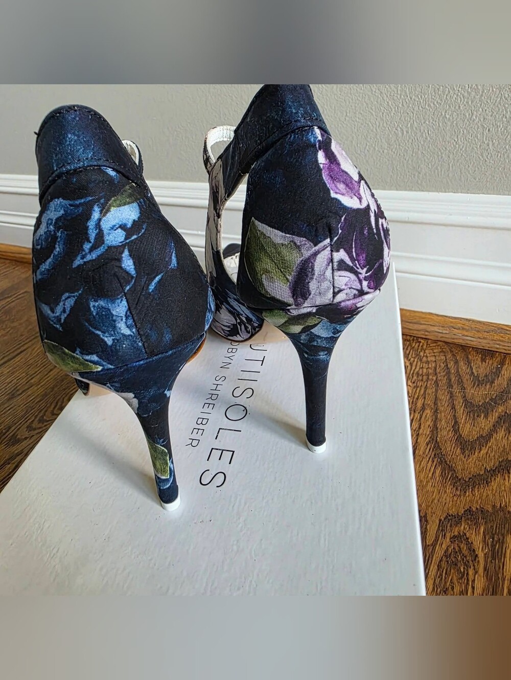 NEW Beautiisoles Agnese Pumps Size 8M Navy Floral Print - Picture 5 of 8